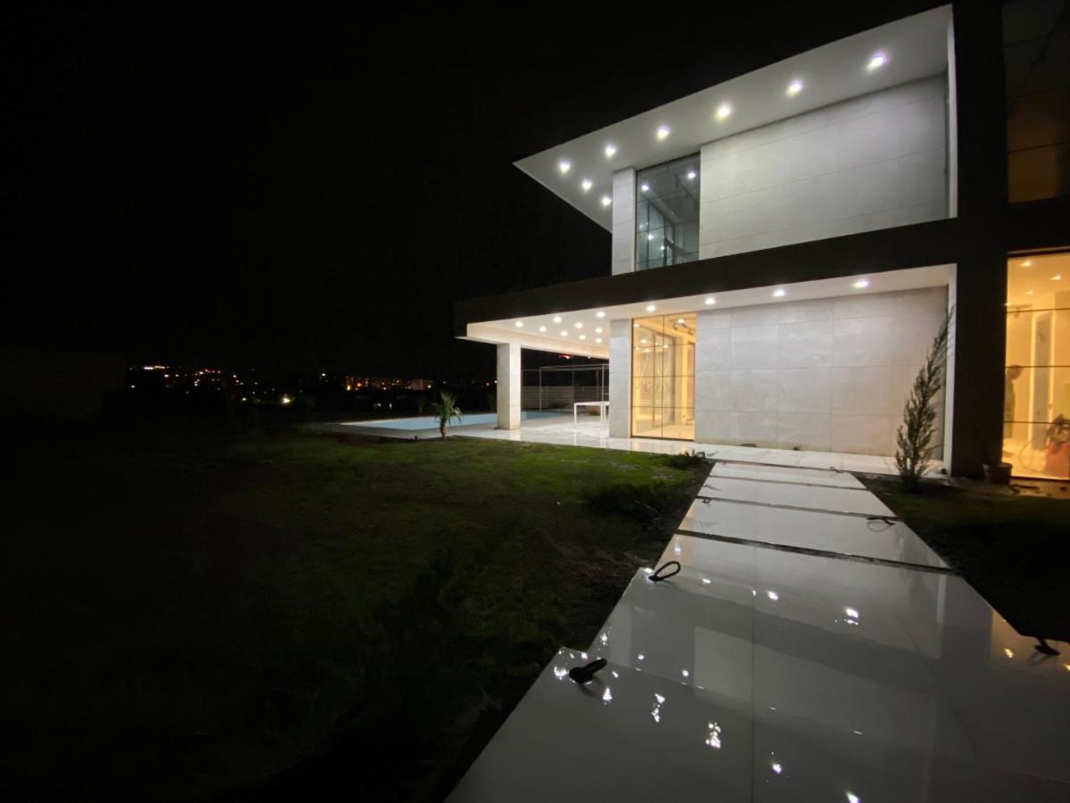 White House Yerevan Luaran gambar
