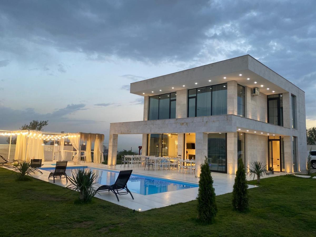 White House Yerevan Luaran gambar